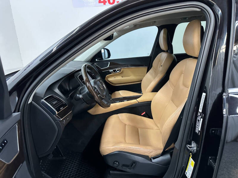 2016 Volvo XC90 T6 Momentum