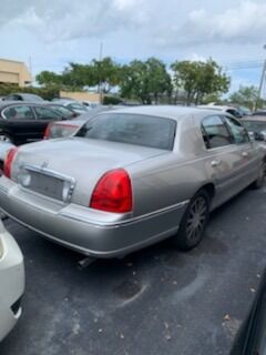 2006 Lincoln Town & Country Sedan - $3,950