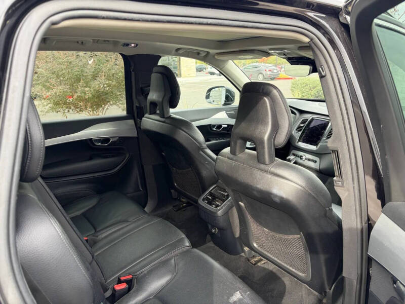 2016 Volvo XC90 T6 Momentum