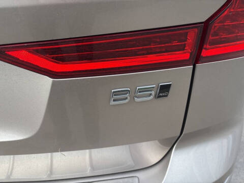 2024 Volvo XC60 B5 Core Dark Theme