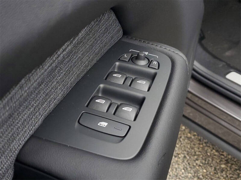 2025 Volvo XC60 B5 Core Dark Theme