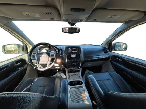 2015 Chrysler Town and Country Touring-L