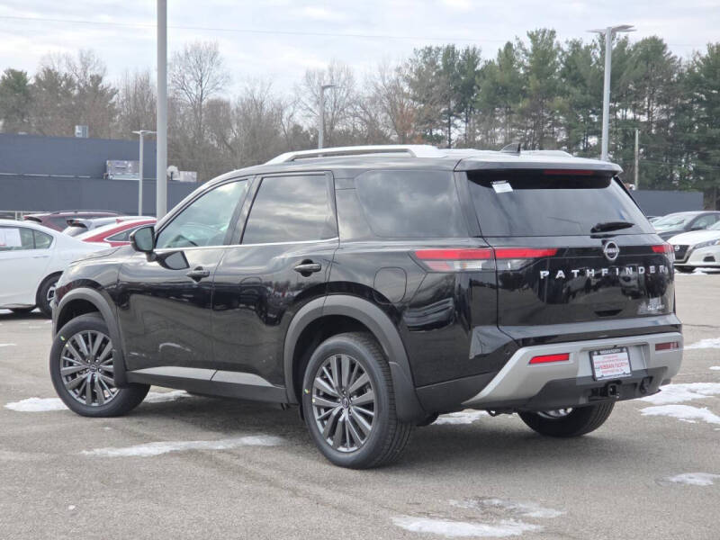 2025 Nissan Pathfinder SL