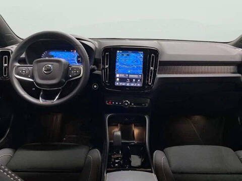 2025 Volvo XC40 B5 Plus Dark Theme