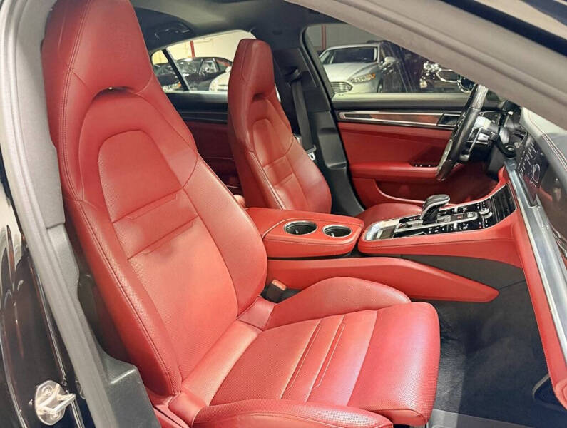 2018 Porsche Panamera 4