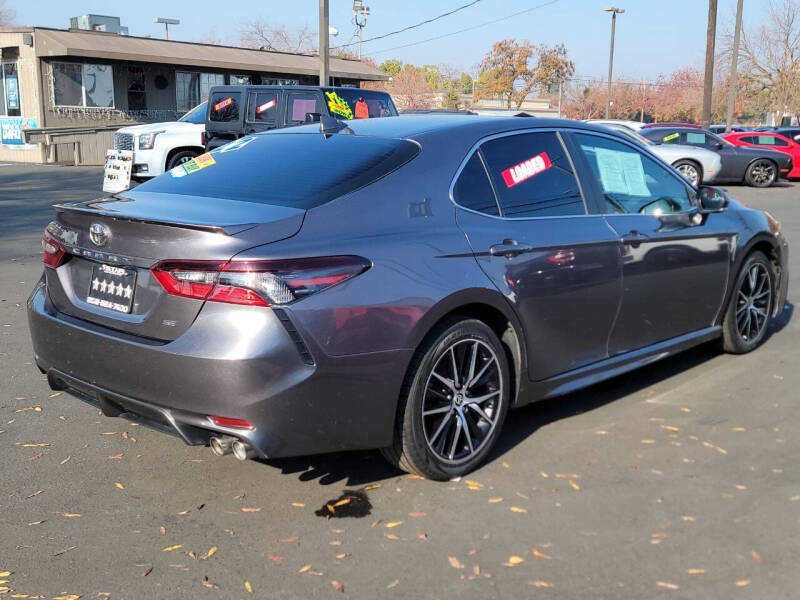 2022 Toyota Camry SE photo 6