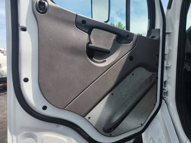 2024 Freightliner M2 106