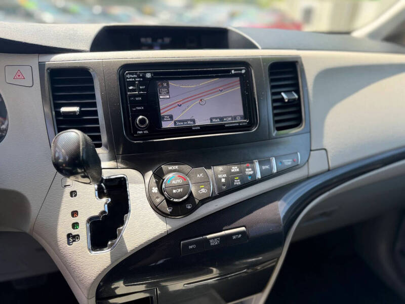2013 Toyota Sienna SE 8-Passenger