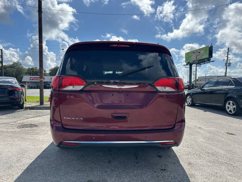 2017 Chrysler Pacifica Touring-L photo 6