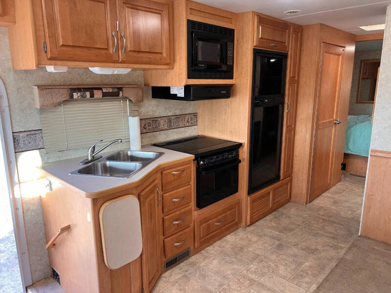 2005 Workhorse Hurricane