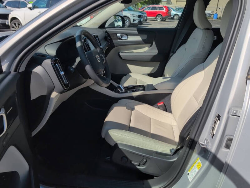 2024 Volvo XC40 B5 Plus Bright Theme