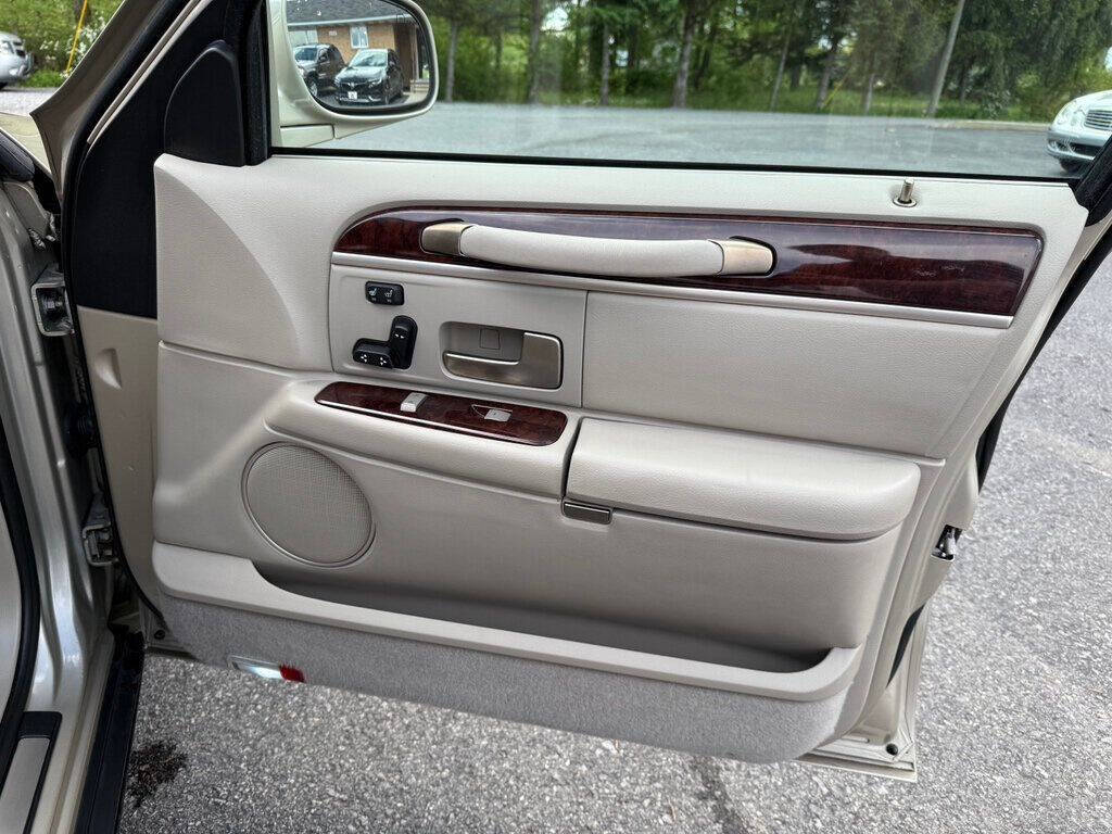 2010 Lincoln Town Car 47