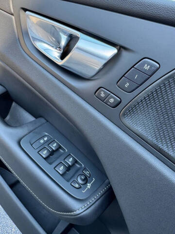 2023 Volvo XC60 B5 Ultimate Bright Theme