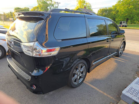 2017 Toyota Sienna SE Premium 8-Passenger