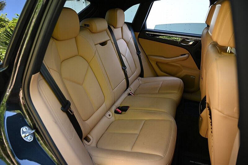 2017 Porsche Macan 26