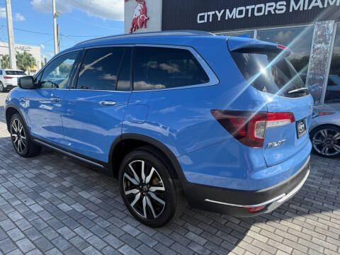 2021 Honda Pilot Touring w/Rear Captain's Chairs