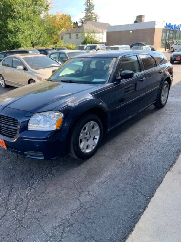 2005 Dodge Magnum for sale at Knowlton Motors, Inc. in Freeport IL