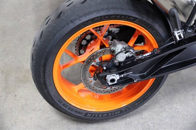 2023 KTM 890 Duke R