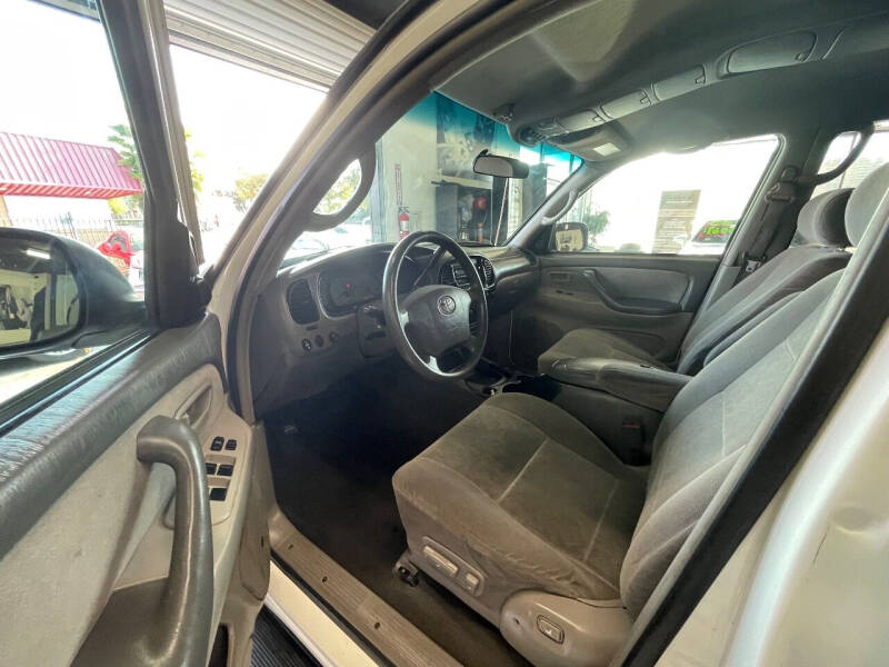 2004 Toyota Sequoia SR5