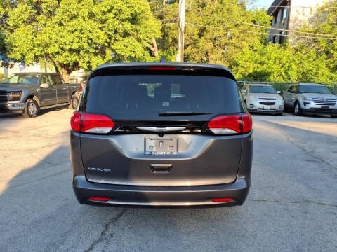 2023 Chrysler Voyager LX