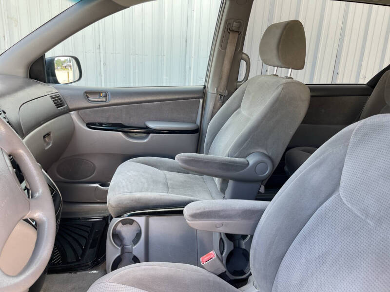 2004 Toyota Sienna LE 8 Passenger