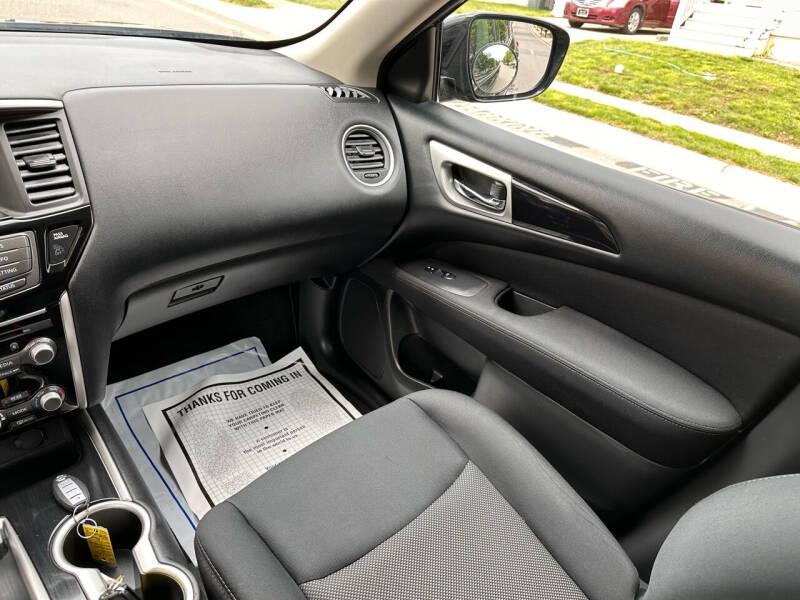 2017 Nissan Pathfinder SV