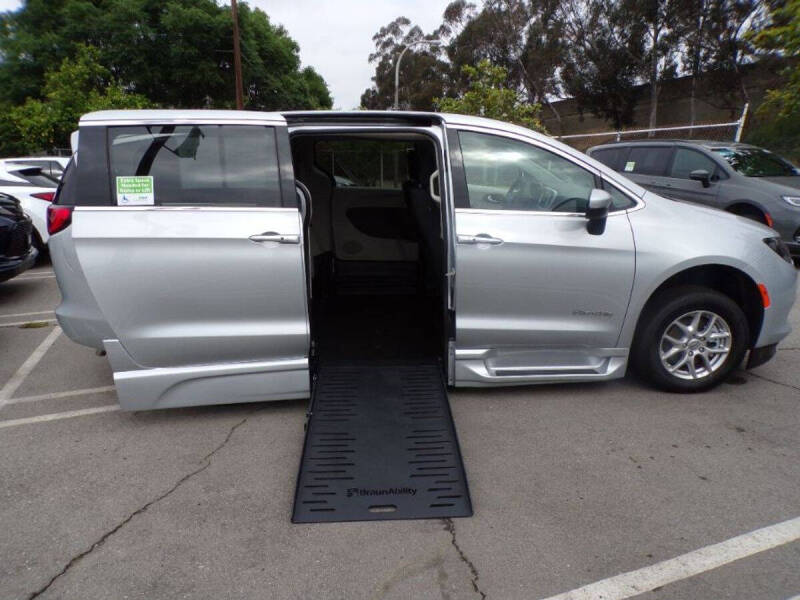 2023 Chrysler Voyager LX