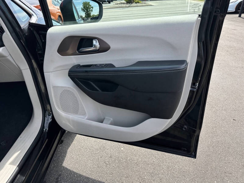 2022 Chrysler Voyager LX