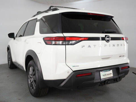 2022 Nissan Pathfinder SV