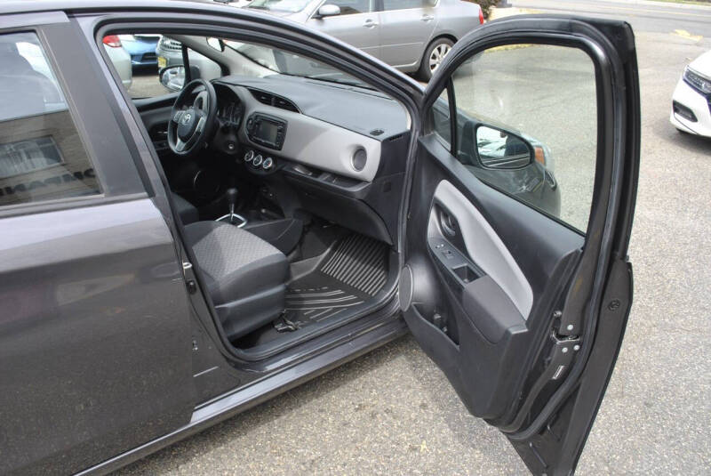 2017 Toyota Yaris 5-Door LE