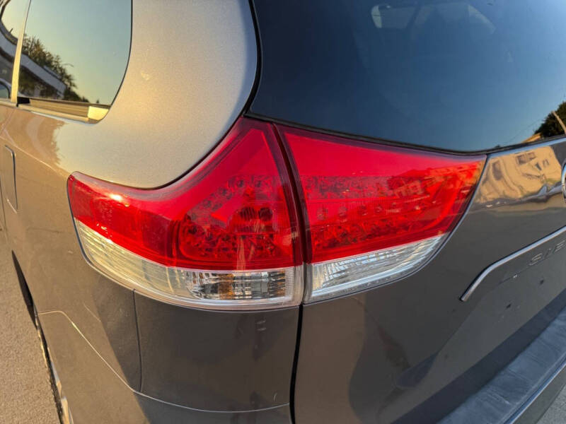 2011 Toyota Sienna LE 7-Passenger