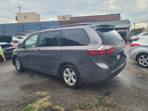 2017 Toyota Sienna LE 7-Passenger Auto Access Seat