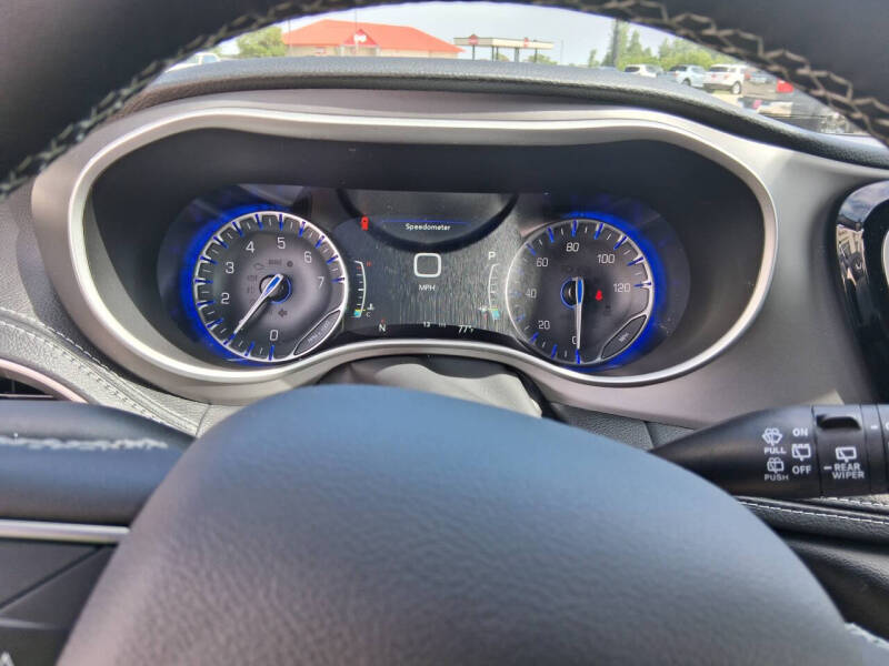 2027 Chrysler Pacifica Select