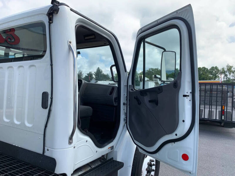2015 Freightliner M2 106