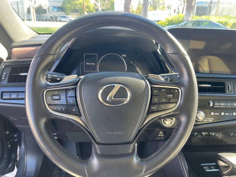 2025 Lexus ES 300h
