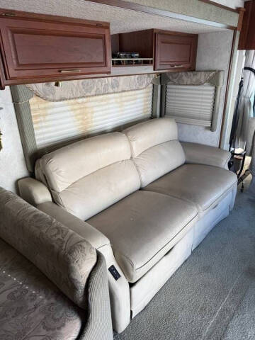 2004 Winnebago Adventurer