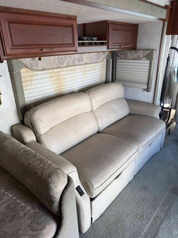 2004 Winnebago Adventurer