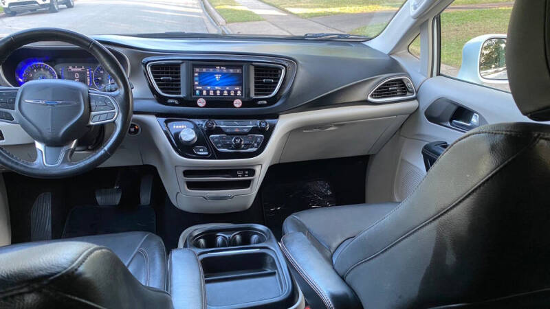 2020 Chrysler Pacifica Touring L photo 32