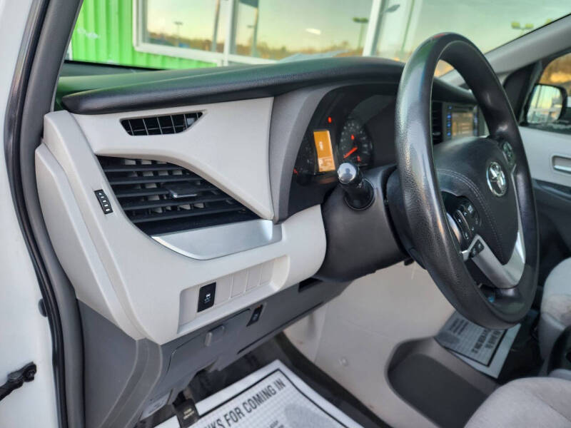 2017 Toyota Sienna LE 7-Passenger