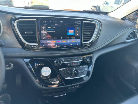 2025 Chrysler Pacifica Select