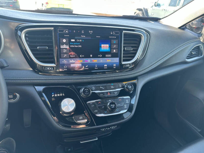 2025 Chrysler Pacifica Select