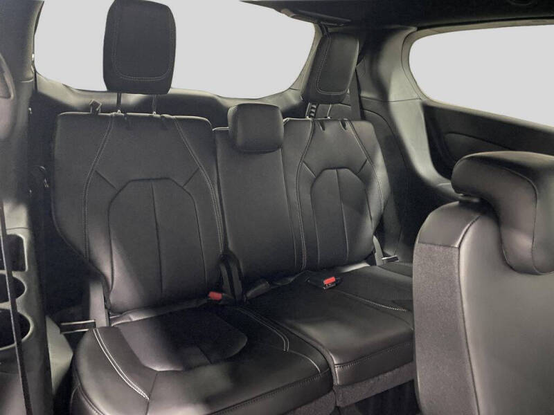 2027 Chrysler Pacifica Select