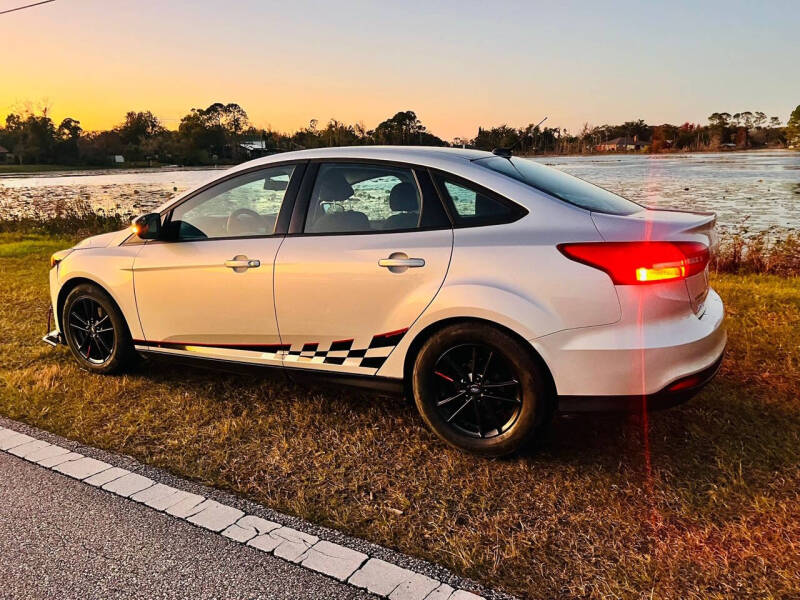 2016 Ford Focus SE photo 3