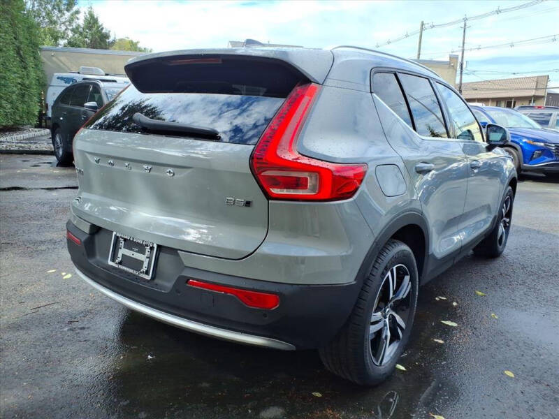 2025 Volvo XC40 B5 Core Bright Theme
