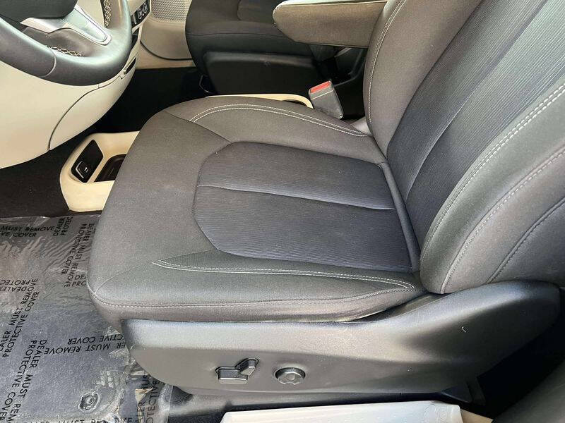 2022 Chrysler Voyager LX