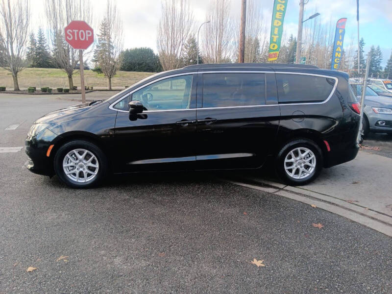2021 Chrysler Voyager's photo