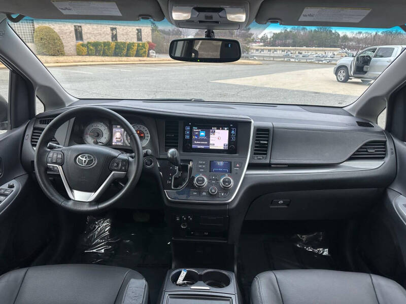 2015 Toyota Sienna SE 8-Passenger