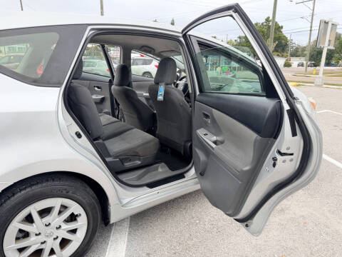 2014 Toyota Prius v Five