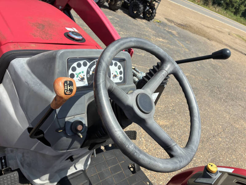 2016 Mahindra 1526
