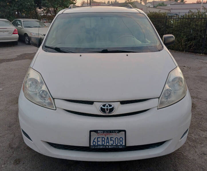 2008 Toyota Sienna LE photo 3